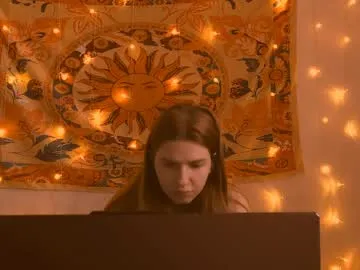 aliceinredsquare_
