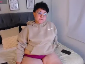 curly_cam_queen
