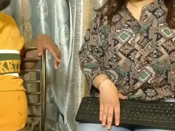 lesbian_cpl_threesome